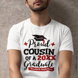 Camiseta Primo Orgulhoso da família de formandos 2023<br><div class="desc">Comemore a graduação de seu primo com esta camiseta moderna, com uma tipografia "Orgulhosa COUSIN de 2023", em fontes negras e vermelhas decoradas com um boné formando com um punho vermelho; personalize facilmente essa camiseta com o ano de graduação e o nome do formando editando os campos modelo. Esta t-shirt...</div>