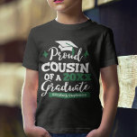 Camiseta Primo Orgulhoso da família de formandos 2023<br><div class="desc">Comemore a graduação de seu primo com esta camiseta moderna, com uma tipografia "Formando Orgulhoso de 2023", em fontes brancas e verdes decoradas com um boné formando com um punho verde; personalize facilmente essa camiseta com o ano de graduação e o nome do formando editando os campos modelo. Esta t-shirt...</div>