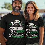 Camiseta Primo Orgulhoso da família de formandos 2023<br><div class="desc">Comemore a graduação de seu primo com esta camiseta moderna, com uma tipografia "Formando Orgulhoso de 2023", em fontes brancas e verdes decoradas com um boné formando com um punho verde; personalize facilmente essa camiseta com o ano de graduação e o nome do formando editando os campos modelo. Esta t-shirt...</div>