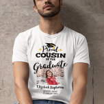 Camiseta Primo Orgulhoso do nome da fotografia do formando<br><div class="desc">Comemore a graduação do seu primo com esta camiseta moderna, com a legenda "orgulhoso COUSIN do Formando" em fontes contemporâneas negras, decoradas com um boné de formando com uma fita de ouro. Personalize facilmente essa camiseta com uma foto do formando, do ano de graduação e o nome da escola editando...</div>