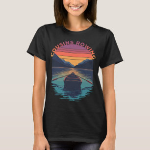 Camiseta Primos Remando Pôr do Sol Retrô Lago Aventura Verã