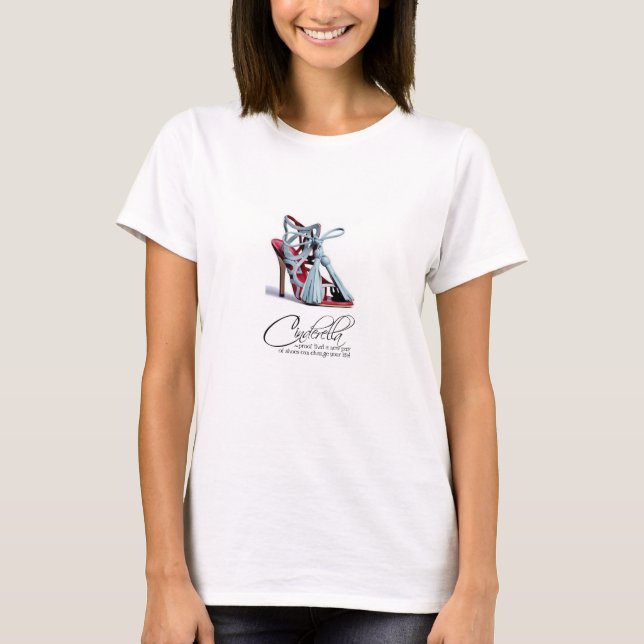 Camiseta Princesa Cinderella Cotação Calçados Azuis T-Shirt (Frente)