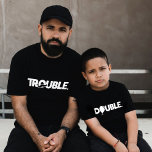 Camiseta Problema Com Pai Duplamente Engraçado Filha Corres<br><div class="desc">Prepare-se para o dobro da diversão com as nossas camisetas de correspondência "Problemas" e "Duplo"! Quer você esteja causando problemas com seu filho ou apenas saindo,  essas camisetas coincidentes certamente virarão cabeças. Perfeito para o Dia de os pais ou qualquer ocasião,  o vamos tem dois problemas!</div>