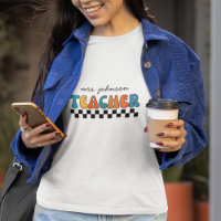 Professor bonito e pesquisador com verificação