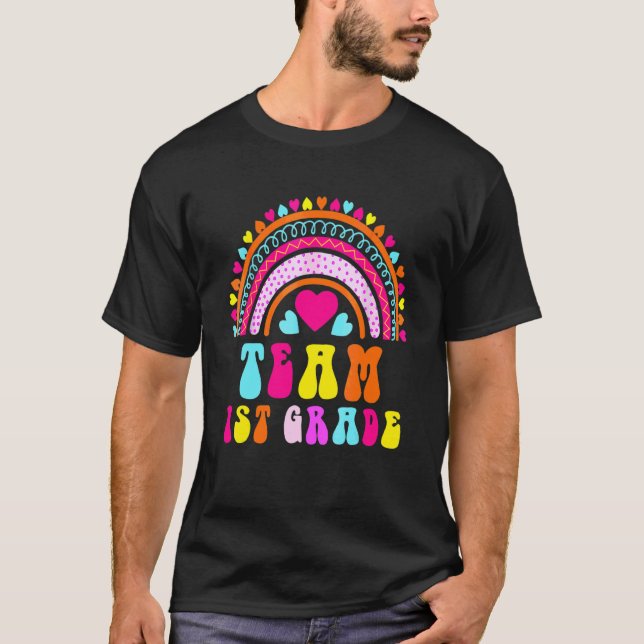 Camiseta Professor da 1ª Série Equipe Coração Arco-Íris de  (Frente)