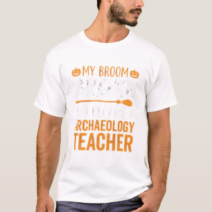 Camiseta Professor de Arqueologia Vassoura de Halloween Que
