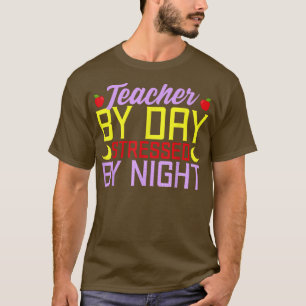 Camiseta Professor De Dia Vestido Por Mães Noturnas Engraça
