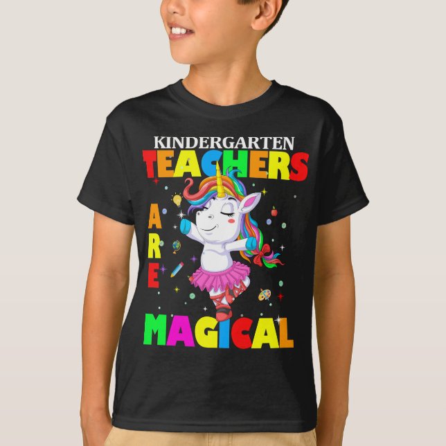 Camiseta professor de jardim de infância é mágico (Frente)