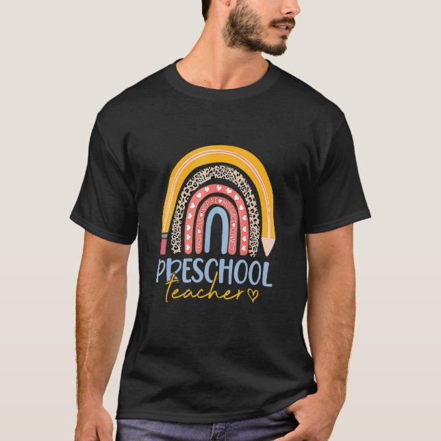 Camiseta Professor de pré-escola Leopard Rainbow Heart Pre  (Frente)