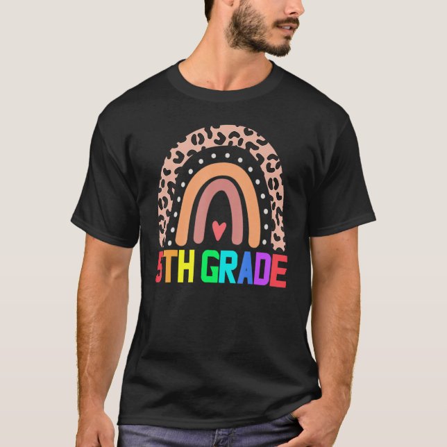 Camiseta Professor do 5º ano Leopard Rainbow 5 Grade Teache (Frente)