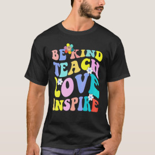 Camiseta Professor Groovy Hippy Seja Gentil Ensine Amor Ins