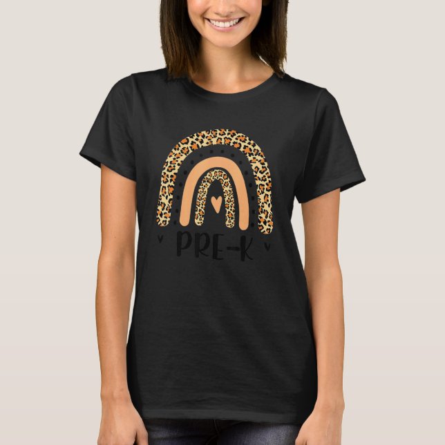 Camiseta Professor Leopard Rainbow Pre K Primeiro Dia da Es (Frente)