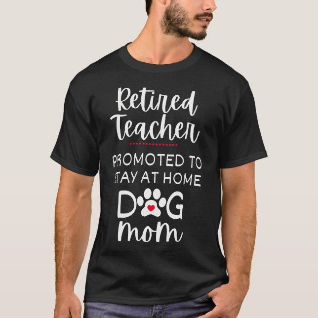 Camiseta Professora Aposentada Mãe de Cachorro Promovida a  (Frente)