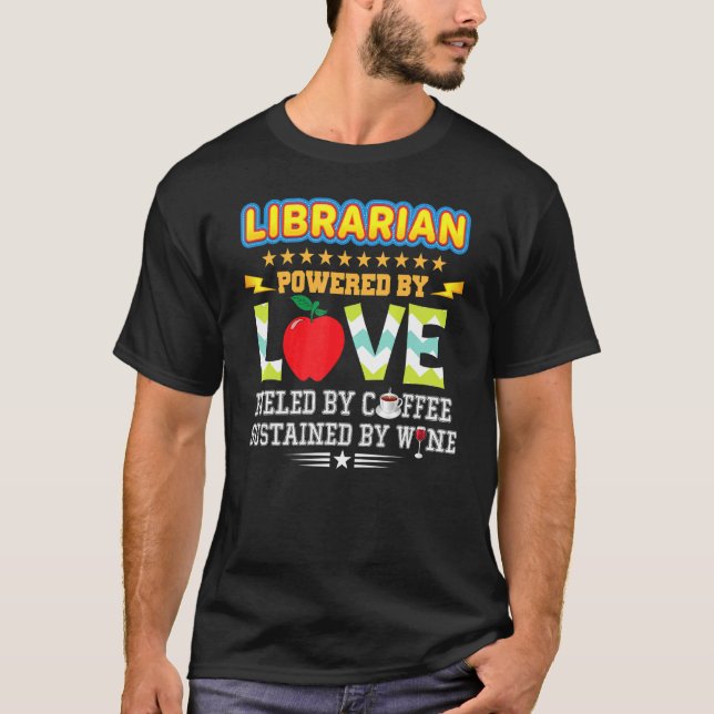 Camiseta Professora Bibliotecária Equipada Com Café Wi Alim (Frente)