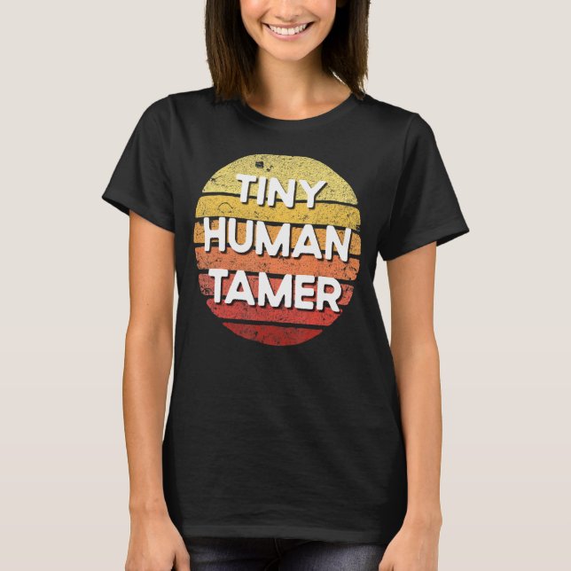 Camiseta Professora De Cuidados De Dia Com Tiny Human Tamer (Frente)