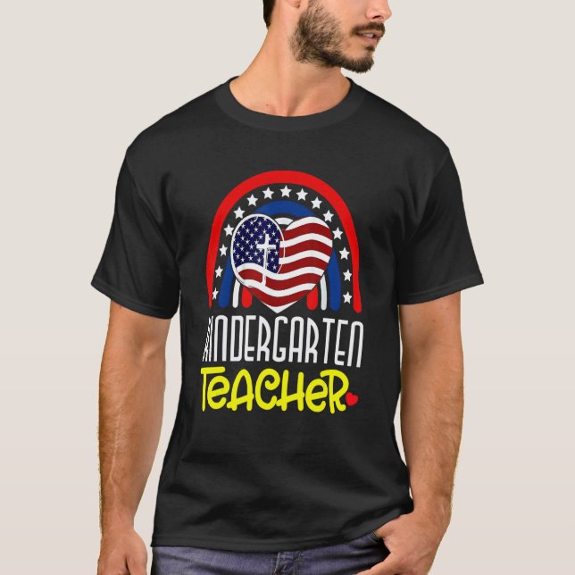 Camiseta Professora de Jardim de Infância Coração Arco-íris (Frente)
