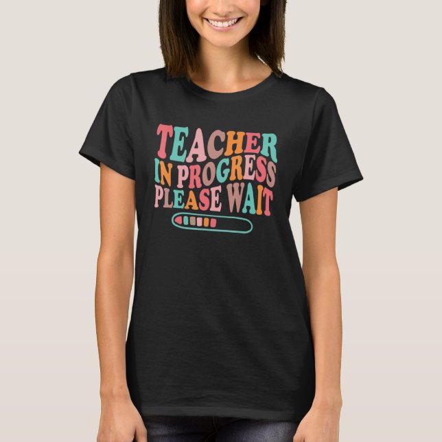 Camiseta Professora Em Curso Por Favor Aguarde Ensino Futur (Frente)