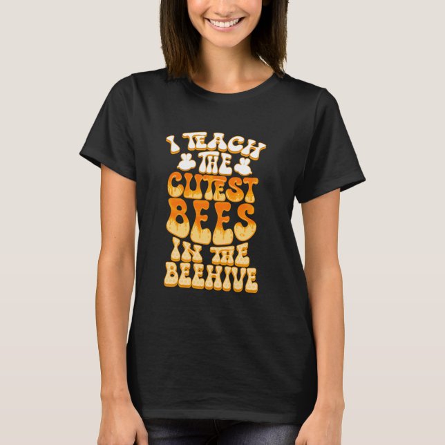 Camiseta Professora Ensina as Abelhas Mais Pobres Passando  (Frente)