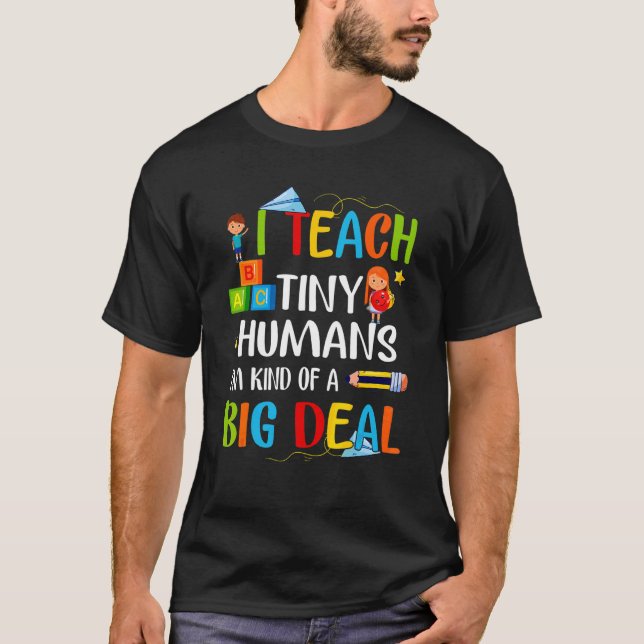Camiseta Professora Inspirativa Ensina Humanos Pequenos Um  (Frente)