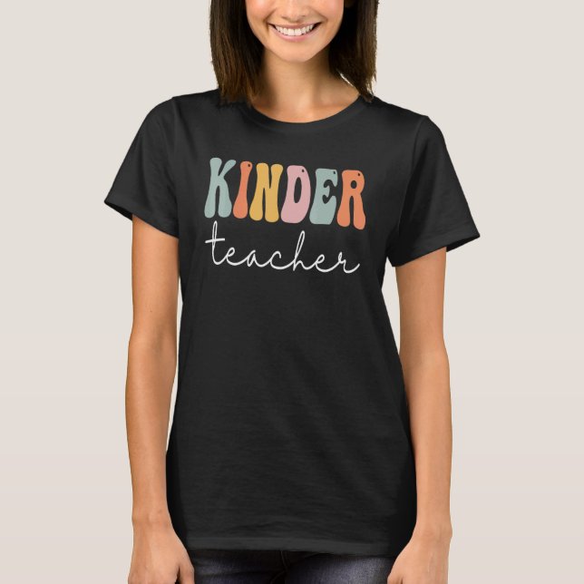 Camiseta Professora Kinder Retro Groovas Feliz Primeiro Dia (Frente)