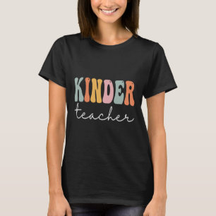 Camiseta Professora Kinder Retro Groovas Feliz Primeiro Dia