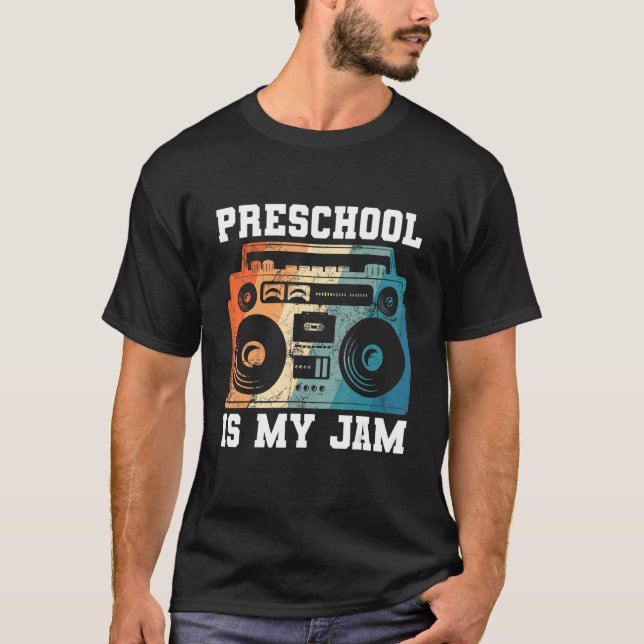 Camiseta Professora Pré-Escolar É A Minha Escola De Boombox (Frente)