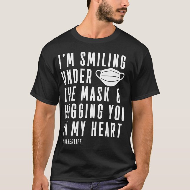 Camiseta Professora Sorrindo Sob Máscara Agitando No Coraçã (Frente)