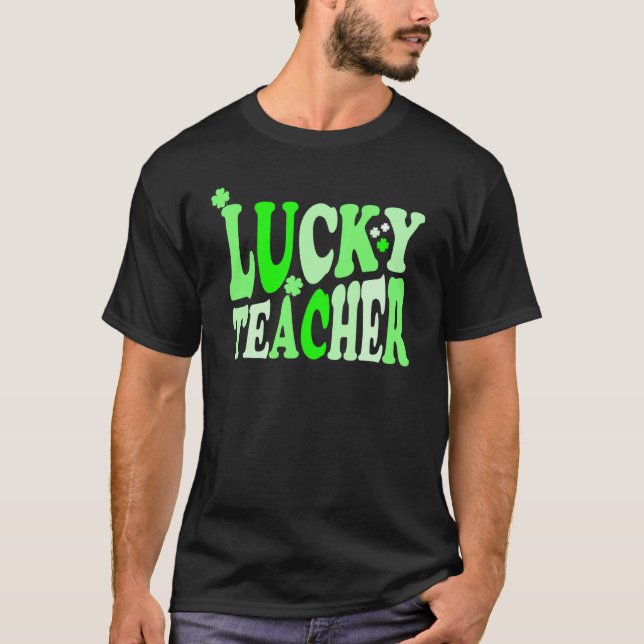 Camiseta Professora Sortuda Com Shamrocks Para Dia de São P (Frente)