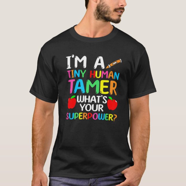 Camiseta Professora Tiny Human Tamer Daycare (Frente)
