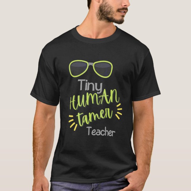 Camiseta Professores Tiny Human Tamer Daycare Provider (Frente)