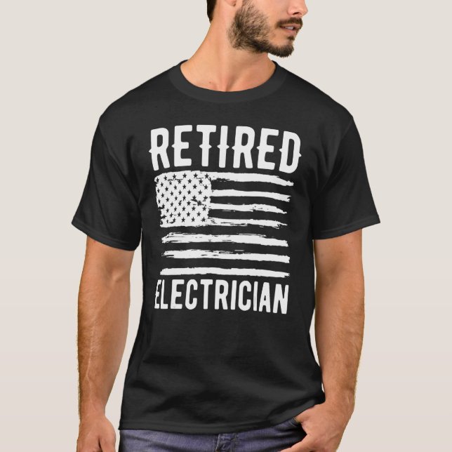 Camiseta Profissão Eletrônica Aposentada Bandeira Americana (Frente)