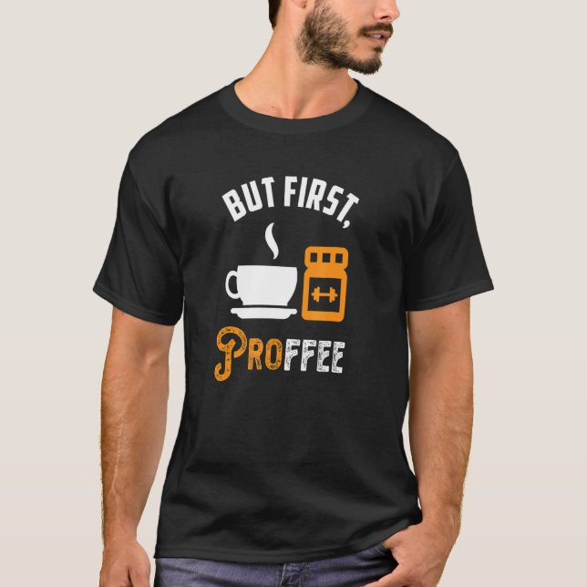 Camiseta Profissão Primeira Proteína Pó Café Workout (Frente)