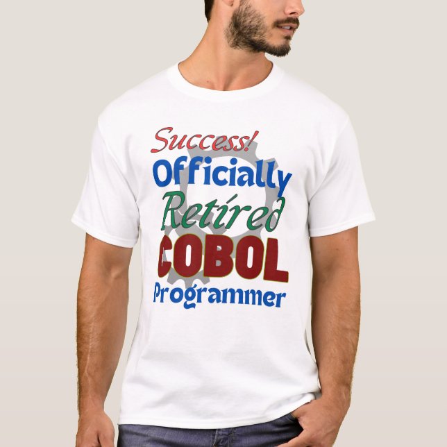 Camiseta Programador de COBOL Aposentado: Ainda Compilando  (Frente)