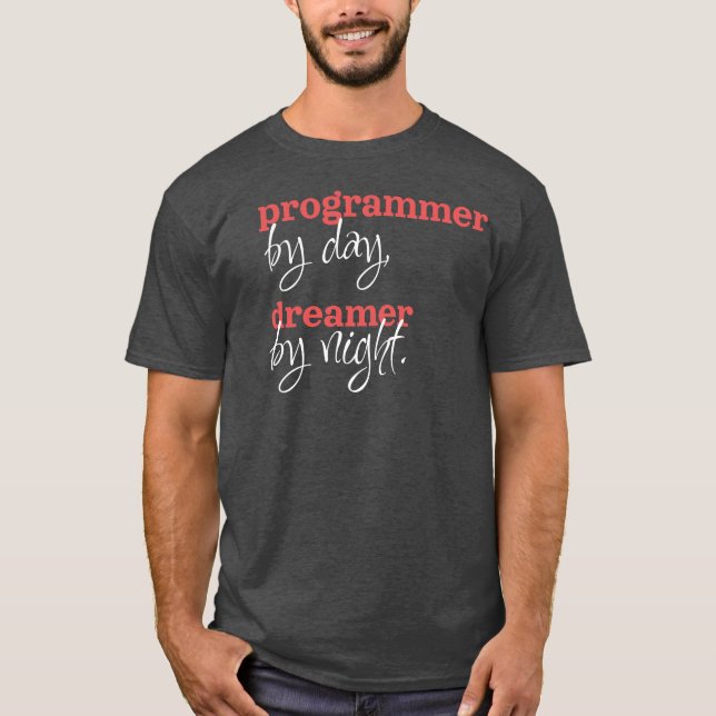 Camiseta Programador de dia, sonhador de noite, Desenvolved (Frente)