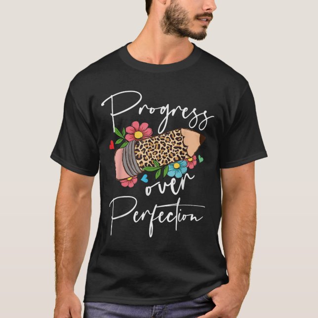 Camiseta Progress Over Perfection Leopard Pencil Motivation (Frente)