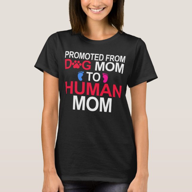 Camiseta Promoted from Dog Mom to Human Mom Mom Baby Pregna (Frente)