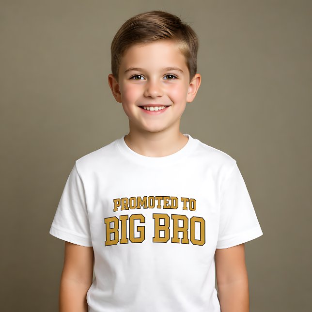 Camiseta Promoted to Big Bro Varsity Style (Criador carregado)