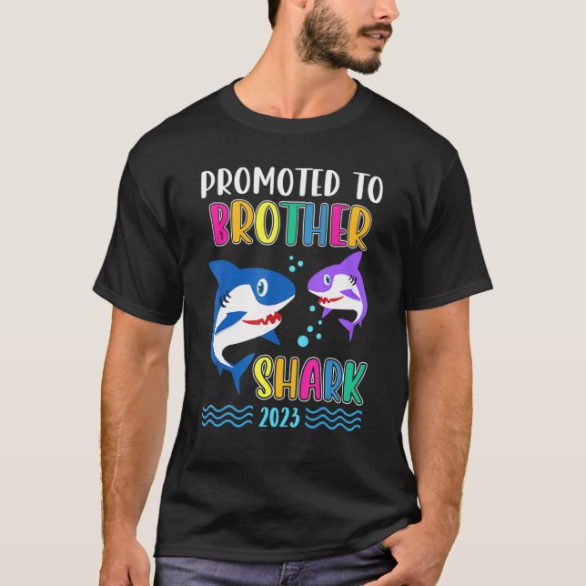 Camiseta Promoted to Brother Shark 2023 First Time Brother  (Frente)