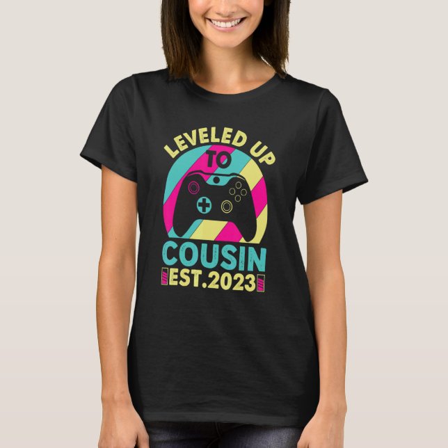 Camiseta Promoted To Cousin 2023 Gamer Girl Leveled Up To B (Frente)