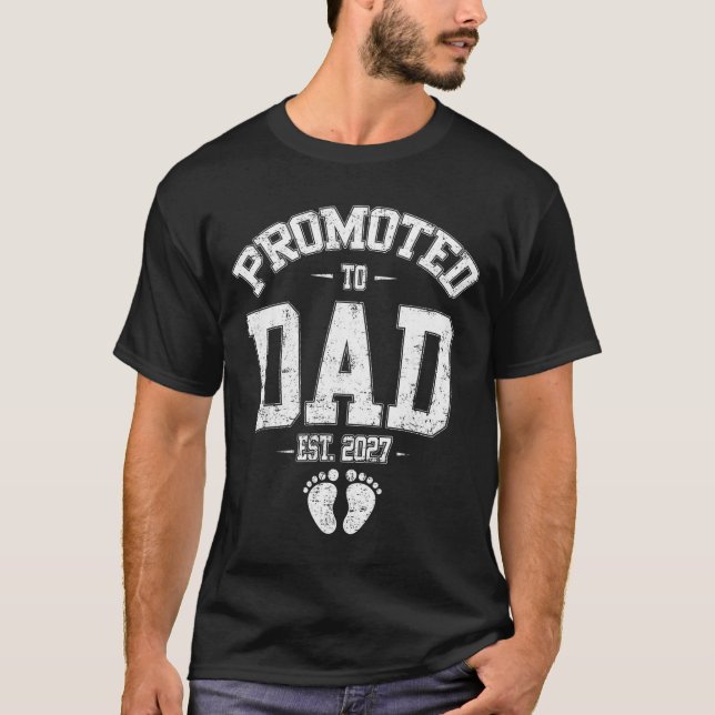 Camiseta Promoted To Dad Est 2027 New Mom Daddy Fathers Day (Frente)