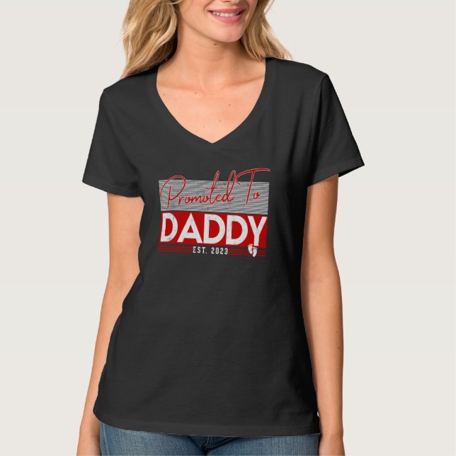 Camiseta Promoted to Daddy 2023 Baby Humor New Dad First Ti (Frente)