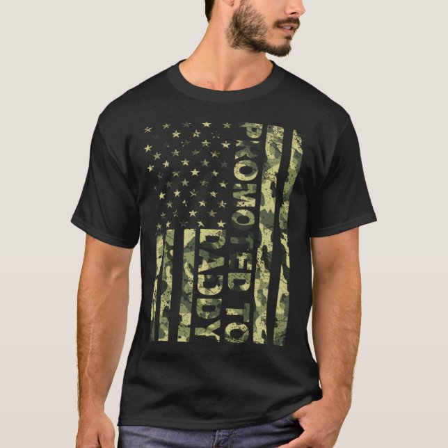 Camiseta Promoted To Daddy American Flag Camo Fathers Day (Frente)