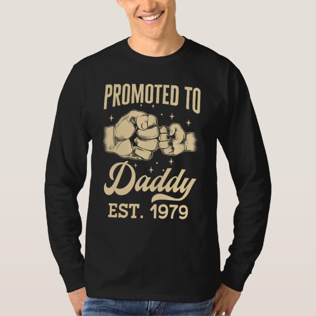Camiseta Promoted To Daddy Est 1979 First Time Dad Father s (Frente)