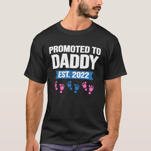 Camiseta Promoted To Daddy Est 2022 Triplets Baby Announce  (Frente)