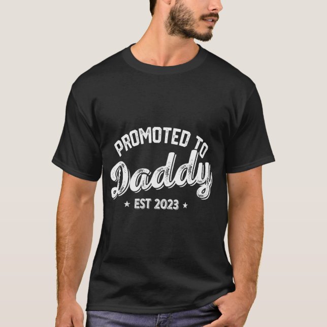 Camiseta Promoted To Daddy Est. 2023, New Dad New Birth Fat (Frente)
