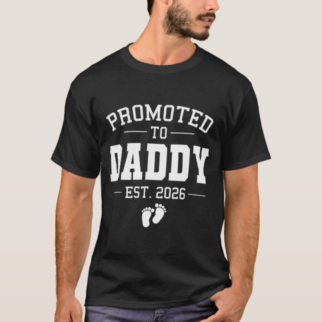 Camiseta Promoted To Daddy Est 2026 Soon To Be Dad New Fath (Frente)