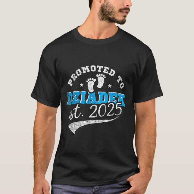 Camiseta Promoted To Dziadek Est 2025 Proud New Grandpa Vin (Frente)