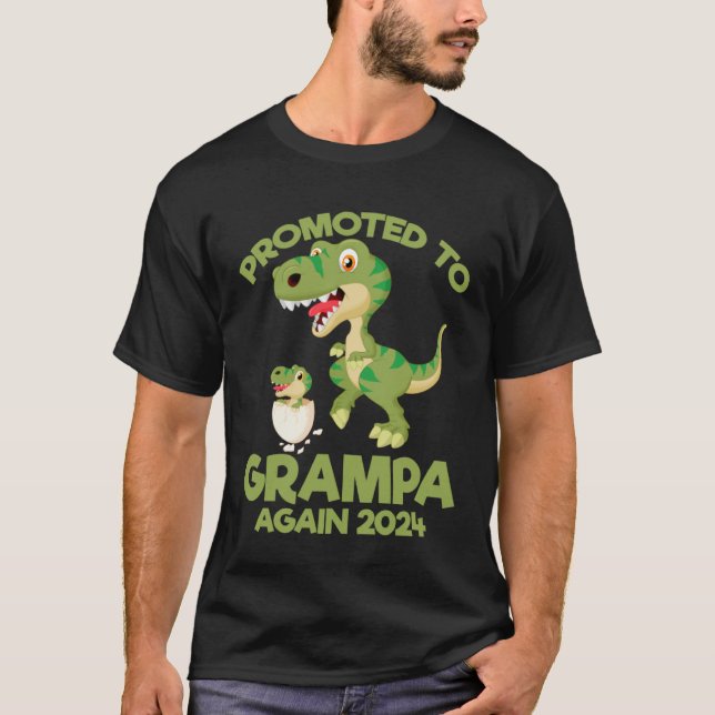 Camiseta Promoted To Grampa Again 2024 Dinosaur Rex Boys (Frente)