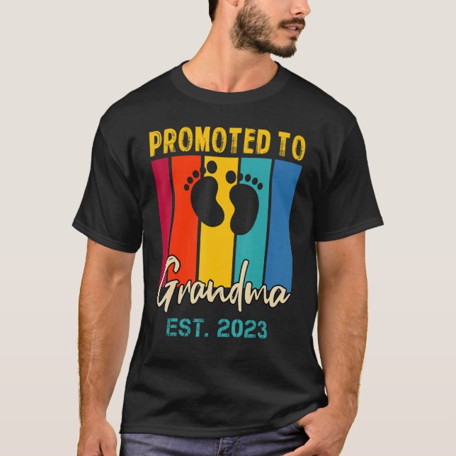 Camiseta Promoted To Grandma 2023 Pregnancy Baby Shower Fam (Frente)