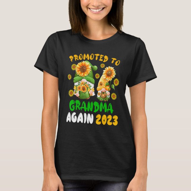 Camiseta Promoted To Grandma Again 2023 Two Floral Gnomes P (Frente)